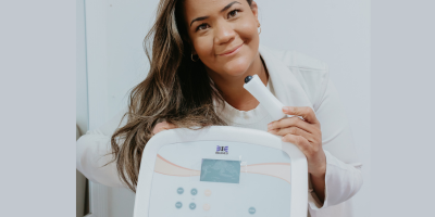 Foto da especialista sorrindo com o equipamento da ozonioterapia